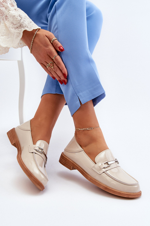 Жіночі лаковані бежеві лофери Nurea