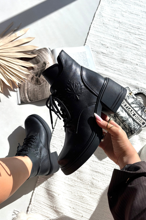 Жіночі шкіряні ботінки на платформі з підкладкою Vinceza 39950 Чорні