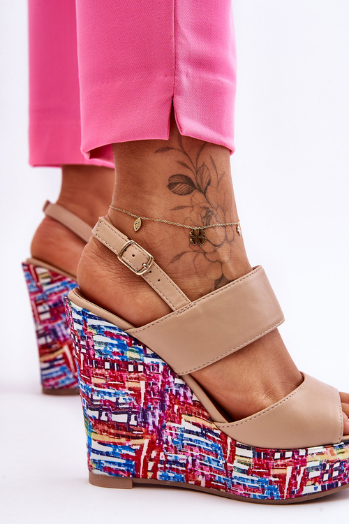 Жіночі босоніжки на танкетці бежеві Calderia