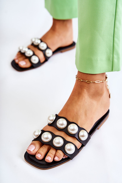 Жіночі шкіряні тапочки з декоративними перлами чорного кольору Lasello