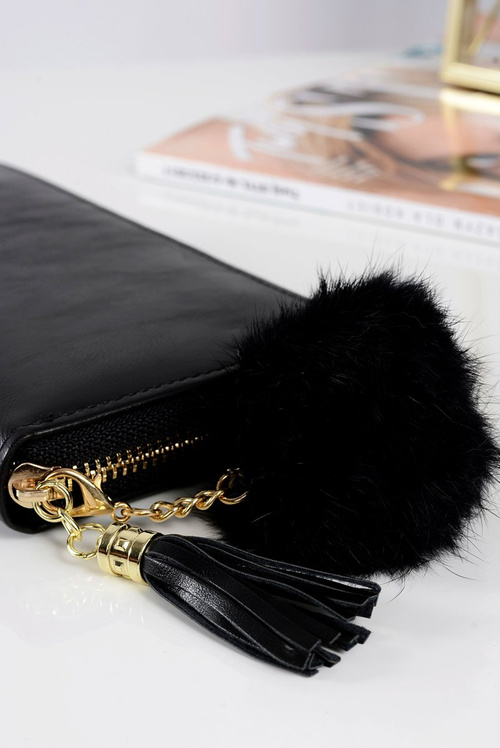Великий жіночий чорний гаманець, золотий хутряний брелок на блискавці.