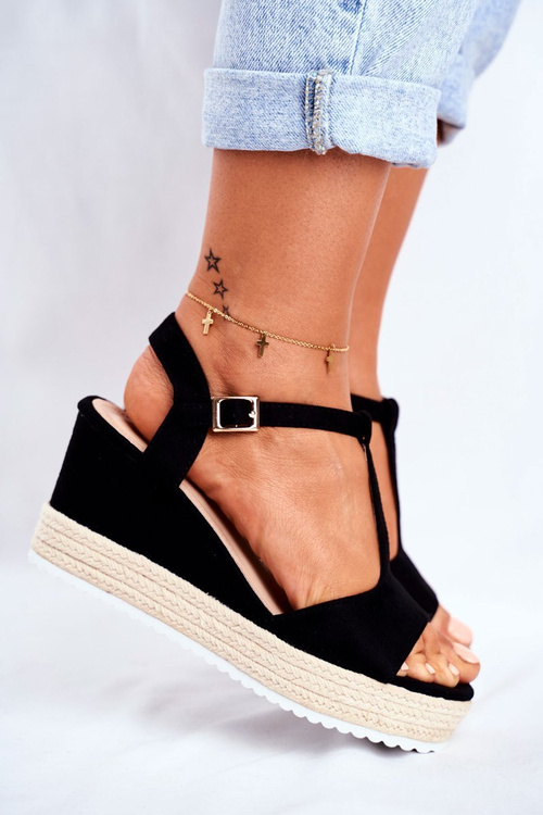 Жіночі босоніжки на танкетці чорного кольору