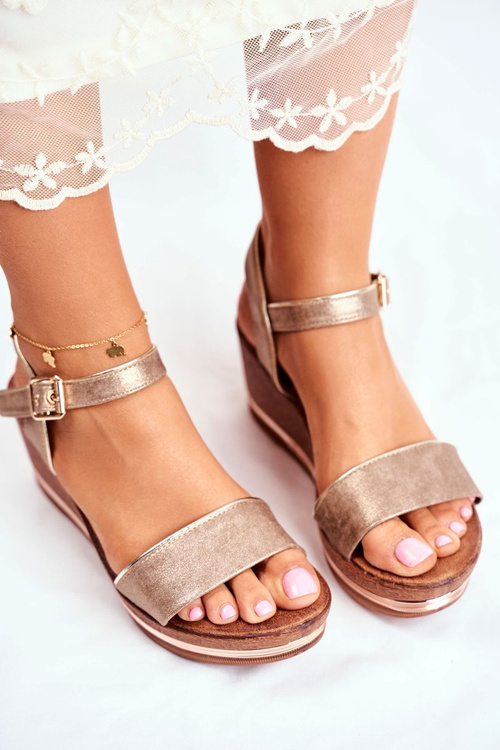 Жіночі босоніжки на танкетці бежеві Монро