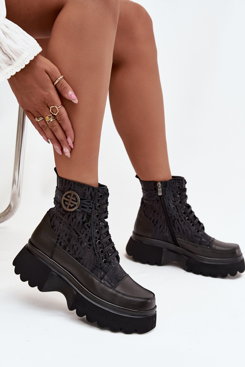 Шкіряні жіночі ботильйони на платформі з написами та декоративним елементом Artiker 57C2273 Чорний
