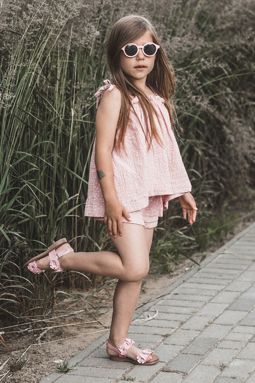 Рожеві лаковані дитячі босоніжки Tinette, прикрашені квітами