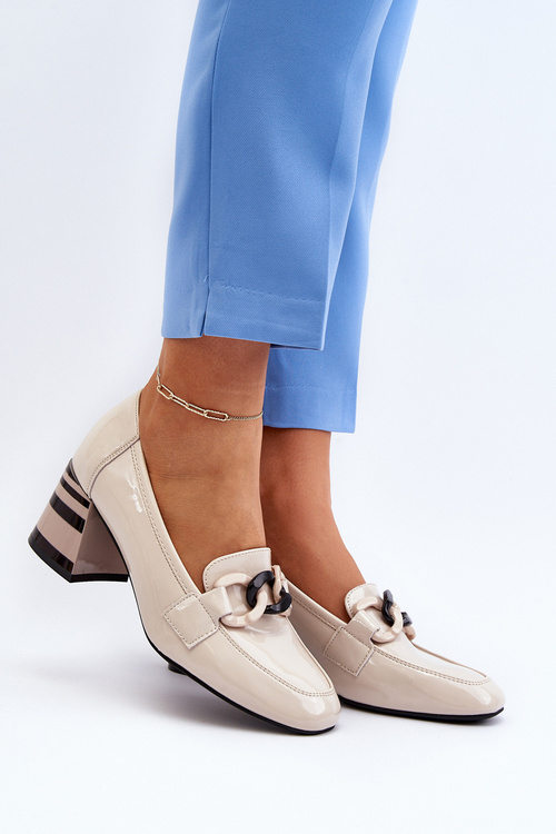 Бежеві лаковані шкіряні туфлі з паліотом на ланцюжку