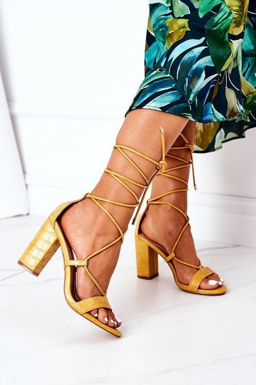 Жовті подіумні босоніжки на високих підборах