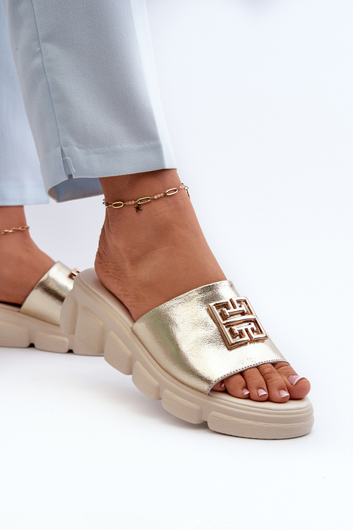 Жіночі шкіряні босоніжки на танкетці з золотим декором Vinceza 41444 Gold