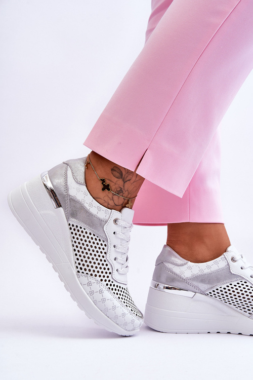 Жіночі шкіряні ажурні кросівки білого кольору Virginia