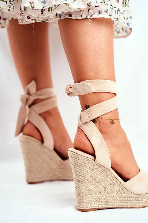 Жіночі босоніжки на танкетці бежеві Belleza
