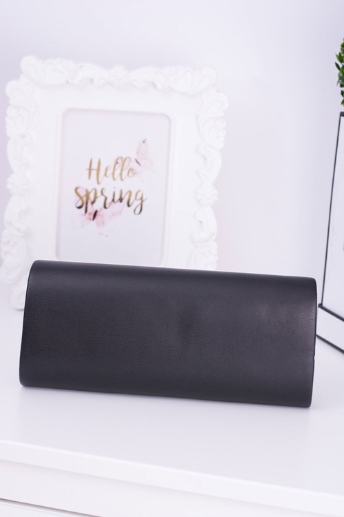 Чорний клатч із золотим ланцюжком з перлами