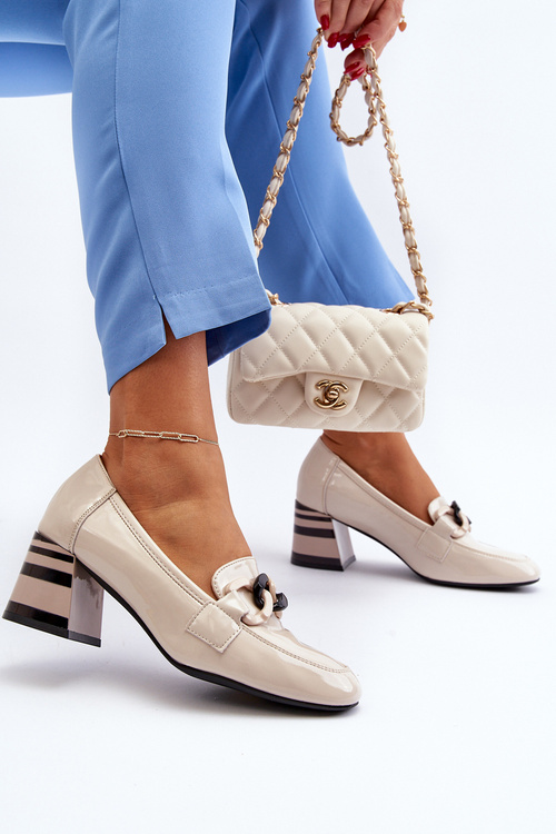 Бежеві лаковані шкіряні туфлі з паліотом на ланцюжку
