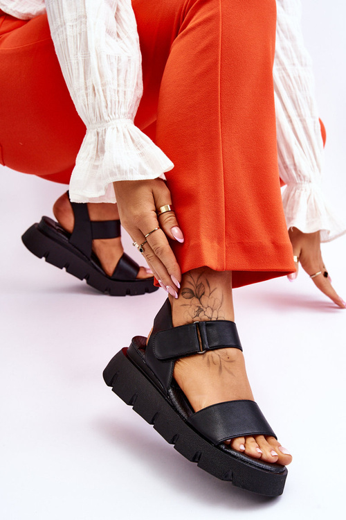 Жіночі шкіряні босоніжки на платформі чорні Katte