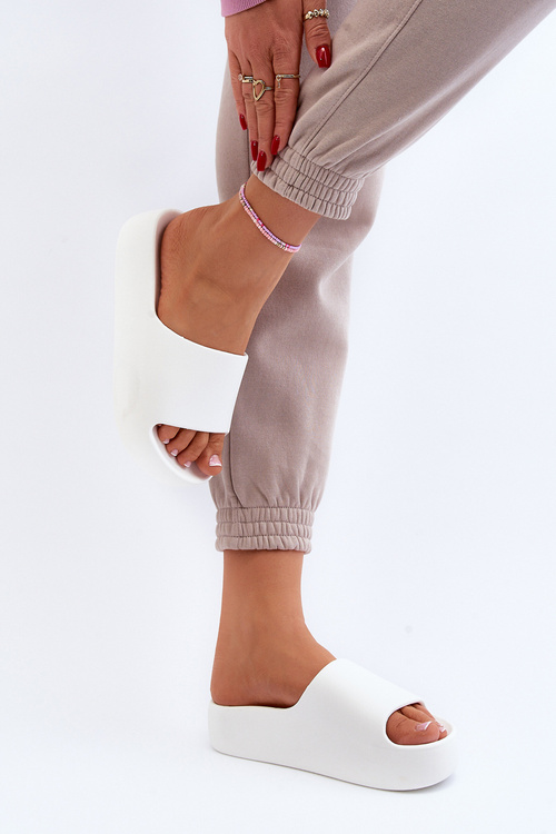 Жіночі білі шорти на товстій підошві Oreithano