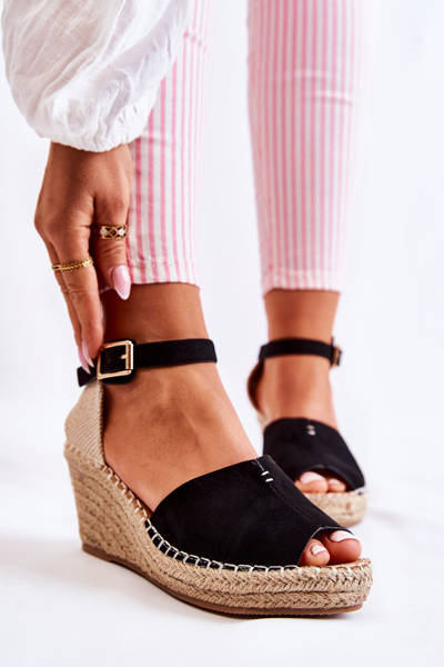 Зручні жіночі босоніжки на танкетці Dellia чорного кольору