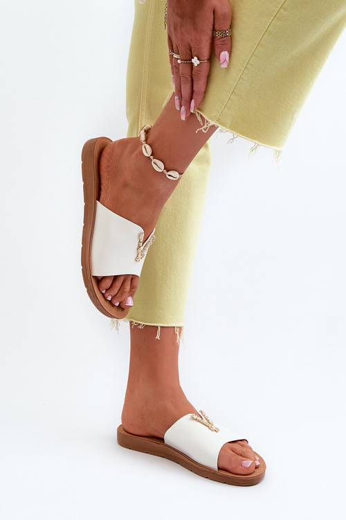 Жіночі босоніжки на плоскій підошві з оздобленням з екошкіри білі Makia