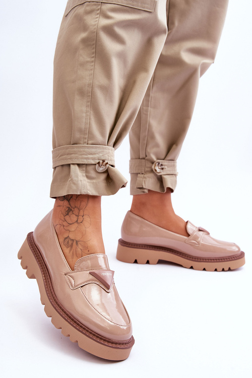 Жіночі лофери лаковані на платформі з декором Jonett бежевого кольору