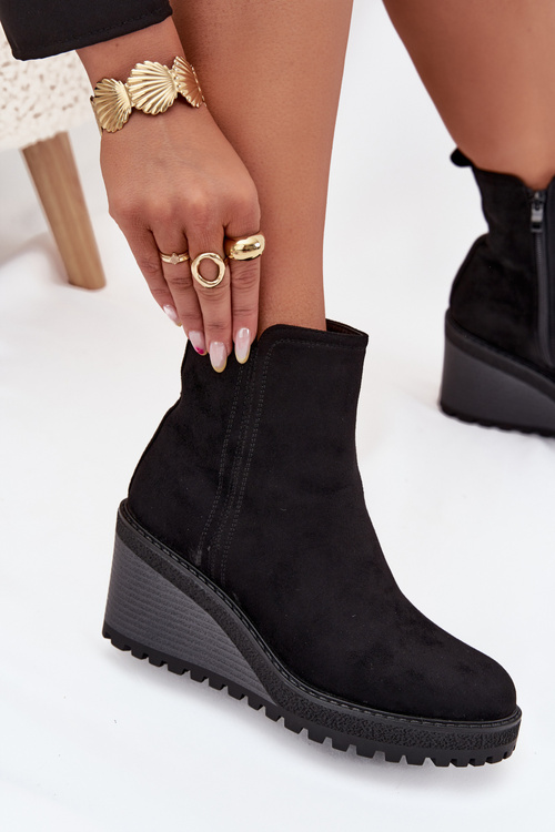 Утеплені Черевики На Танкетці З Еко Замші Чорні Mavona