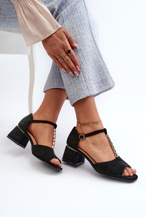 Жіночі босоніжки з блоковим каблуком і декоративним ремінцем з еко замші чорного кольору Obivena