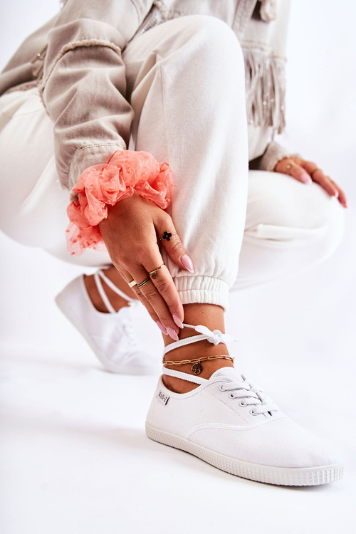 Жіночі класичні кросівки Dellis білого кольору