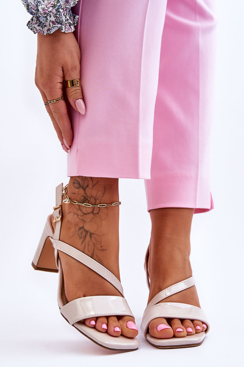 Жіночі лаковані босоніжки на каблуці бежеві Carrie