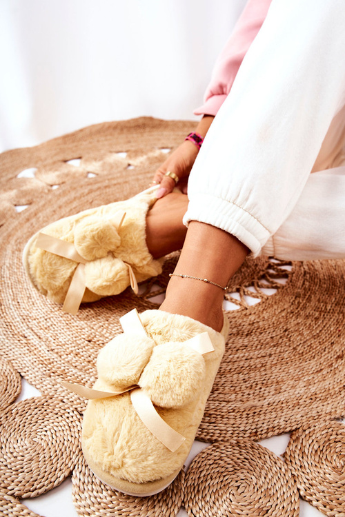 Пухнасті тапочки з помпонами жовтого кольору