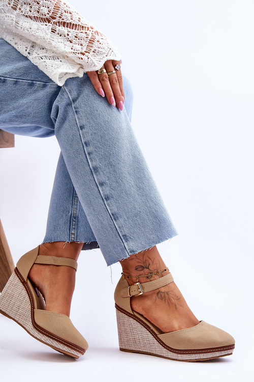 Жіночі класичні босоніжки на танкетці темно-бежевого кольору Malani