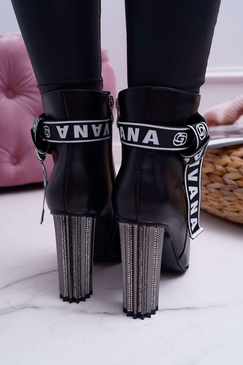 Жіночі гострі чоботи на шпильці чорного кольору Macada