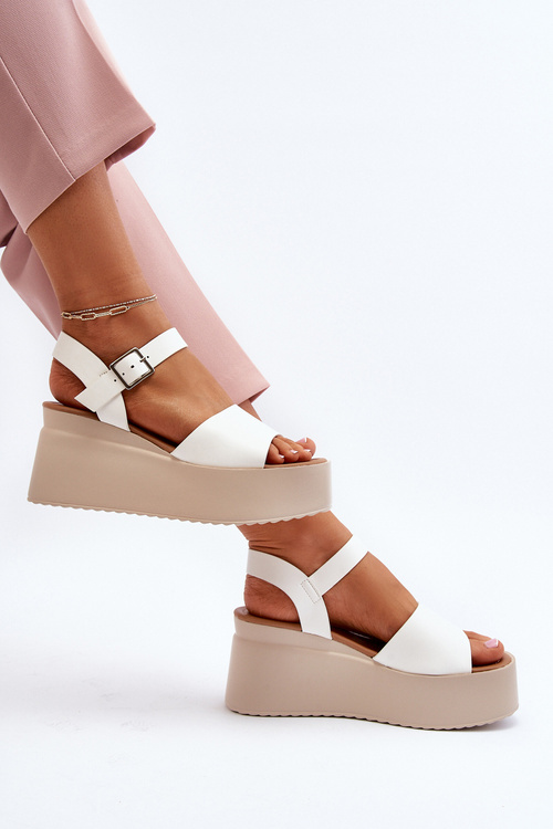 Жіночі босоніжки на танкетці білі Geferia