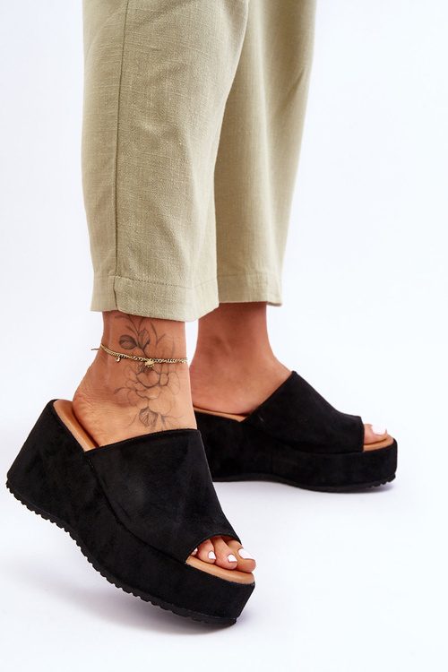 Жіночі тапочки на масивній платформі Black Martina