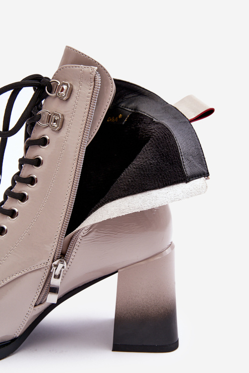 Жіночі глянцеві черевики на підборах D&A MR870-06 світло-сірі