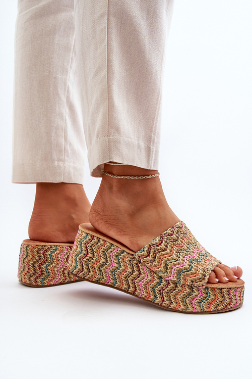 Жіночі бежеві босоніжки Vanarila на танкетці