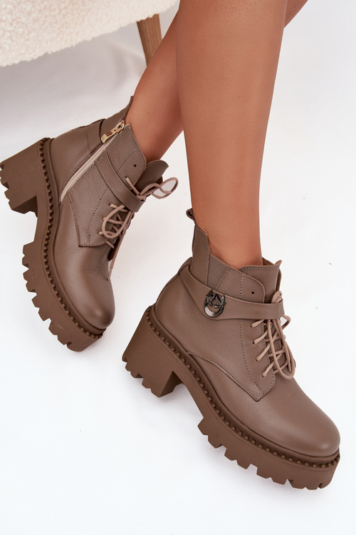 Шкіряні жіночі ботильйони на каблуці з оздоблювальним ремінцем з підкладкою Zazoo 60557 темно-бежеві