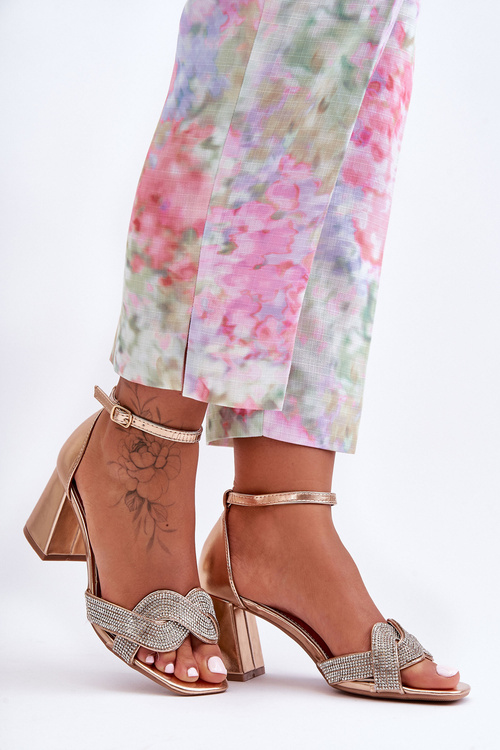 Босоніжки на низькому каблуці зі стразами рожевого золота Monra