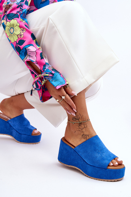 Жіночі тапочки на масивній платформі Blue Martina