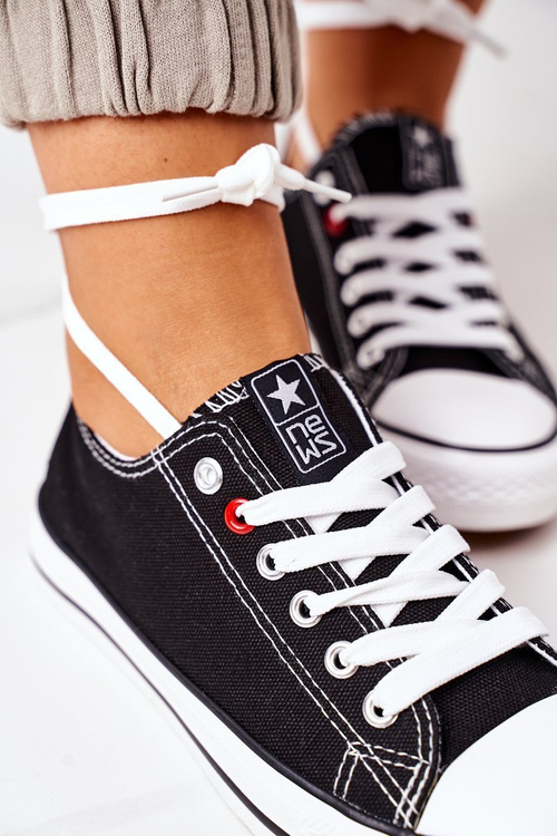 Жіночі класичні кросівки чорного кольору на білій підошві Ecoma