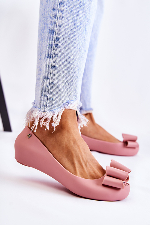 Жіночі гумові балетки з бантом рожевого кольору