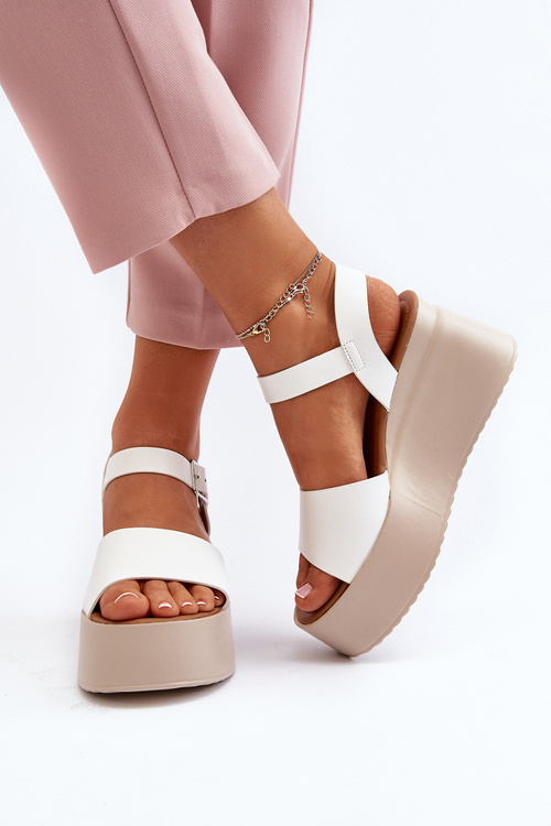 Жіночі босоніжки на танкетці білі Geferia