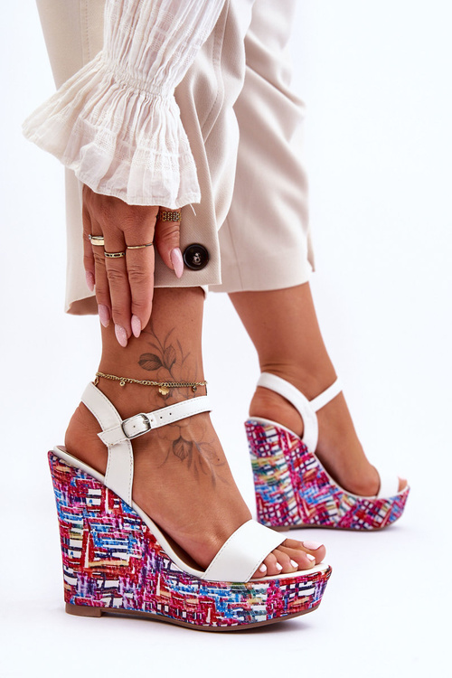 Жіночі босоніжки на кольоровій танкетці білі малібу