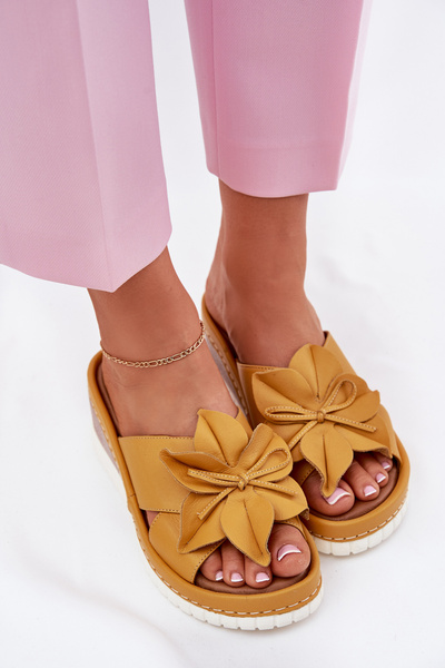 Шкіряні жіночі сандалі на платформі з декоративною квіткою Artiker 52C0504 жовті