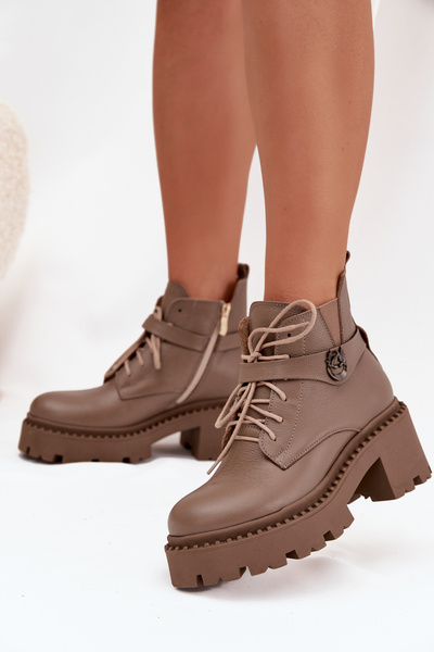 Шкіряні жіночі ботильйони на каблуці з оздоблювальним ремінцем з підкладкою Zazoo 60557 темно-бежеві