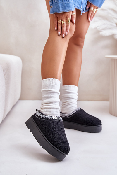 Жіночі зимові чоботи на платформі з вишивкою Tirissa чорного кольору