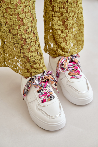 Жіночі кросівки на платформі з декоративною шнурівкою білого кольору Mistra