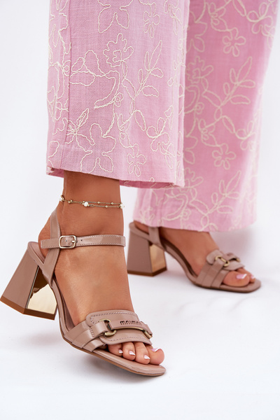 Лакові шкіряні жіночі сандалі на підборах бежеві Mevonelle