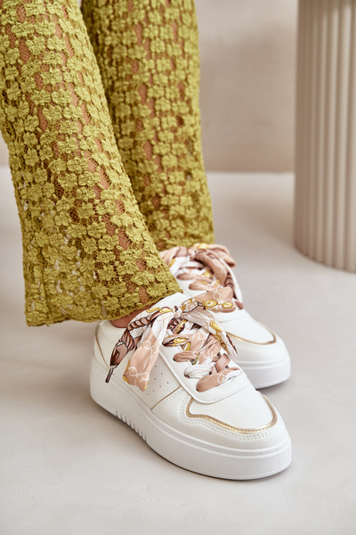 Жіночі кросівки на платформі з декоративною шнурівкою білого кольору Mistra