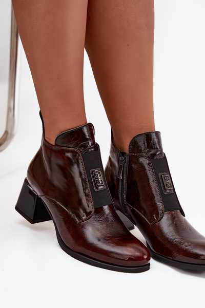 Шкіряні лаковані ботильйони на каблуці з декоративним елементом утеплені Zazoo 60560 темно-коричневі