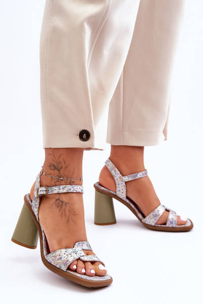 Шкіряні босоніжки на підборах Maciejka 06029-24 біло-зелені