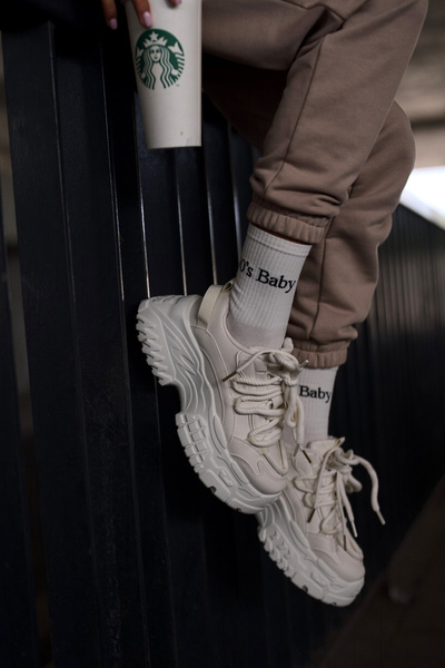 Жіночі кросівки на масивній підошві світло-бежевого кольору Nevela