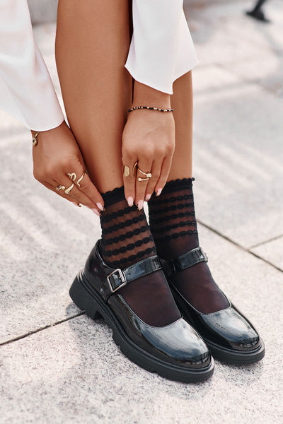 Лаковані жіночі туфлі з ремінцем чорні Vinceza 62179