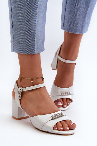 Жіночі босоніжки з еко шкіри на підборах і сріблястим декором Нархі